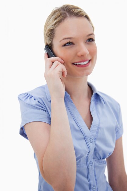 Femme souriante au téléphone