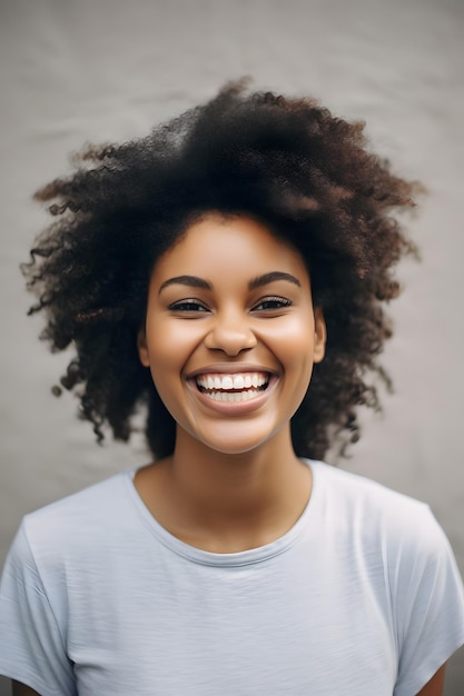 femme souriante aux cheveux afro et chemise blanche regardant la caméra IA générative