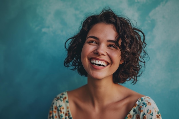 Femme souriante aux cheveux bouclés sur fond bleu