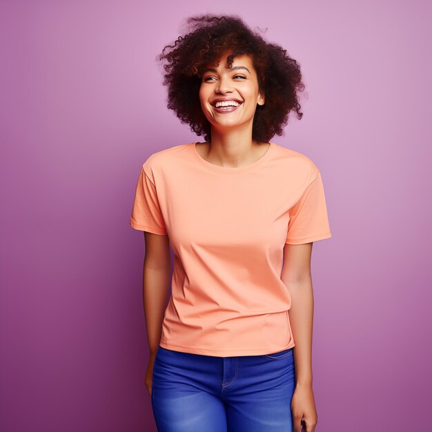 une femme souriante aux cheveux bouclés