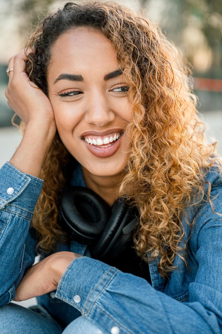 Photo une femme souriante aux cheveux bouclés