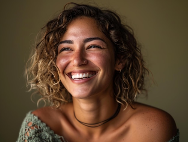 Femme souriante aux cheveux bouclés