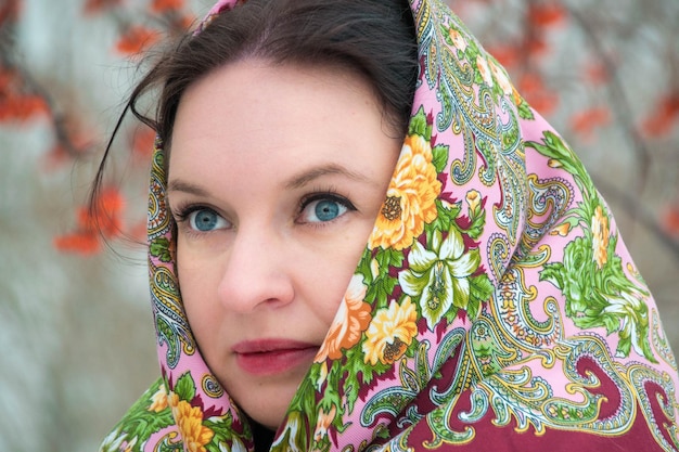 Photo une femme souriante aux yeux bleus