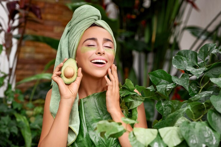 Photo une femme souriante aux yeux fermés et avec des patchs