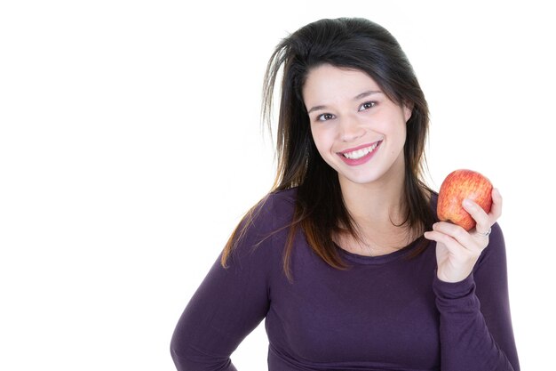 Femme souriante beauté jeune tenir pomme rouge