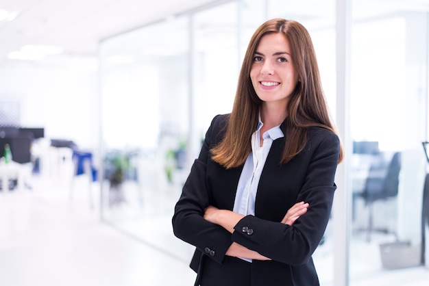 Femme souriante avec les bras croisés