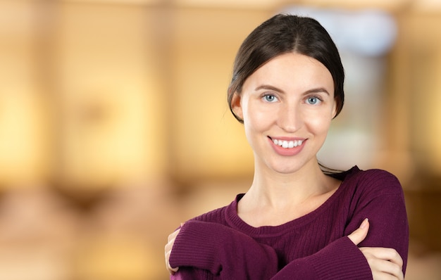 Femme souriante, à, bras croisés