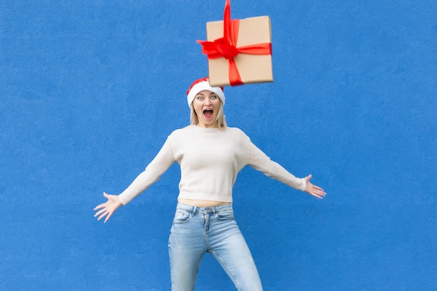 Une femme souriante avec un cadeau de Noël Fêtes et événements Noël