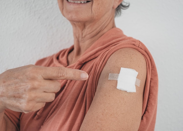 Femme souriante caucasienne de 70 ans après avoir reçu le vaccin contre le coronavirus covid19