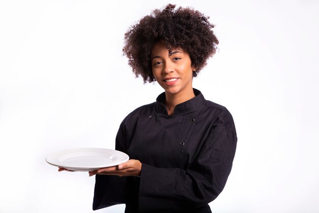 femme souriante chef avec assiette vide