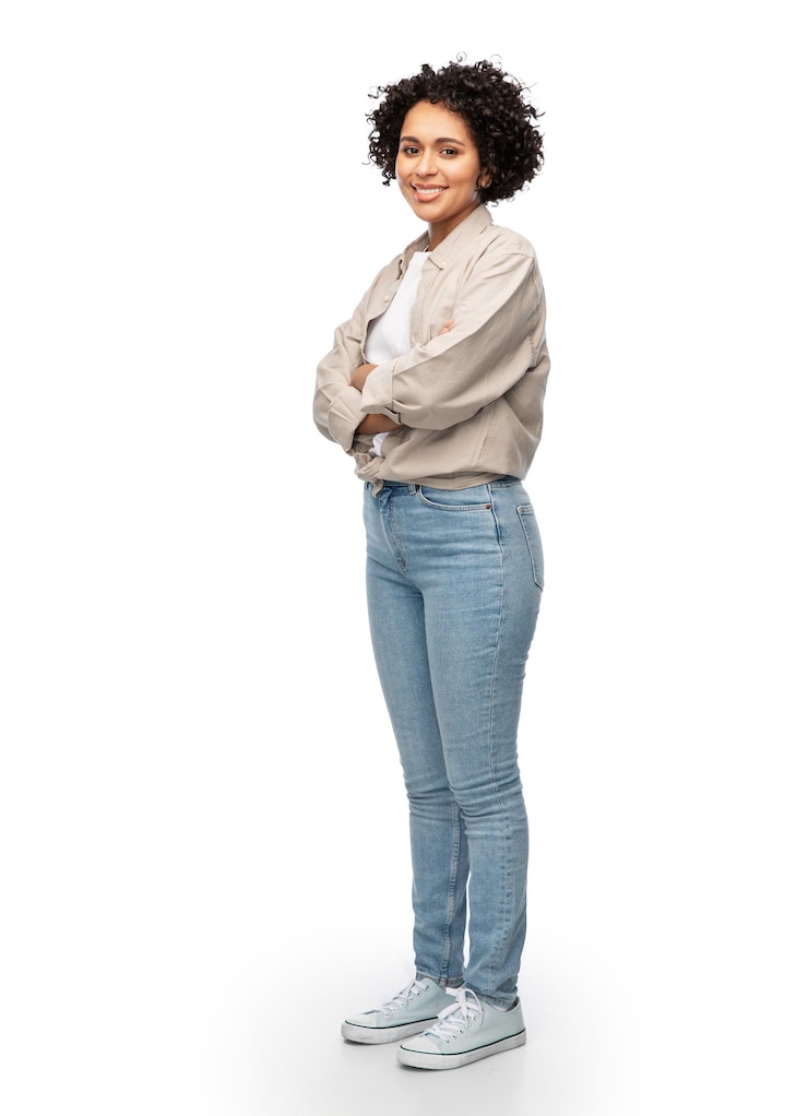 Photo femme souriante en chemise et en jean avec les bras croisés