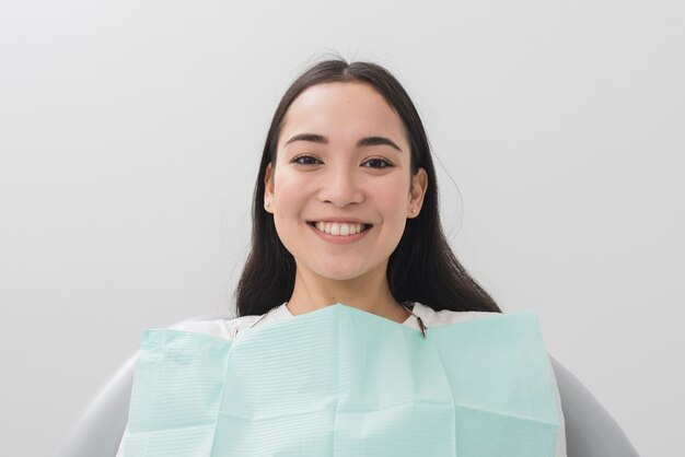 Photo femme souriante chez dentiste