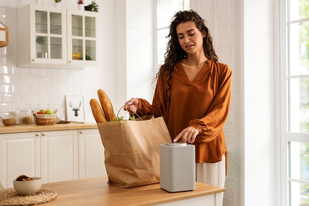 Photo femme souriante à coup moyen avec des courses