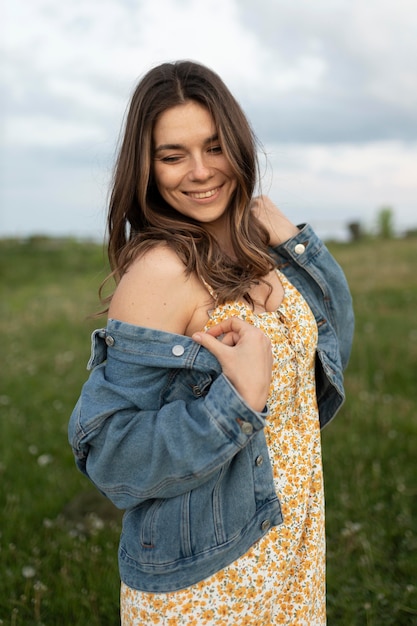 Femme souriante de coup moyen à l'extérieur