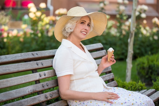 Femme souriante avec de la crème glacée.