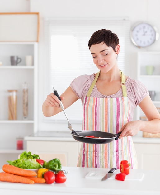 Femme souriante, cuisine