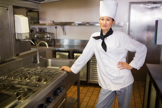 Femme souriante cuisinier dans la cuisine