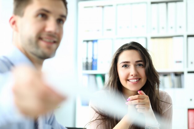 Femme souriante, dans, bureau moderne