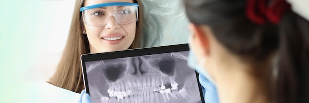 Femme souriante dans une chaise de dentiste