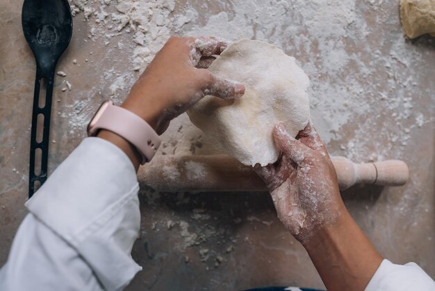 Femme souriante dans la cuisine tenant un mignon chien maltais blanc