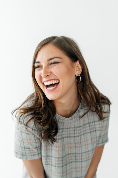 Femme souriante dans une robe à carreaux grise