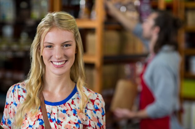 Femme souriante, dans, supermarché