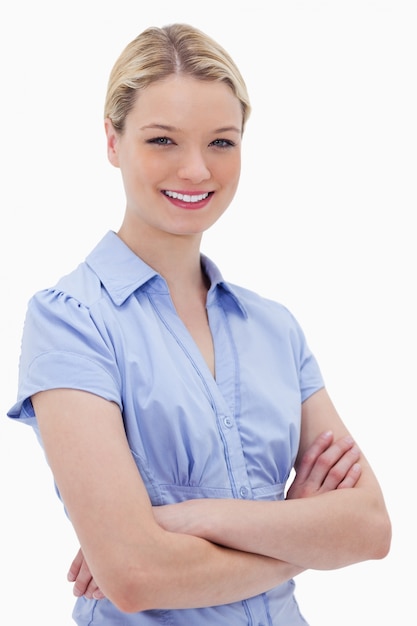 Femme souriante debout avec les bras croisés