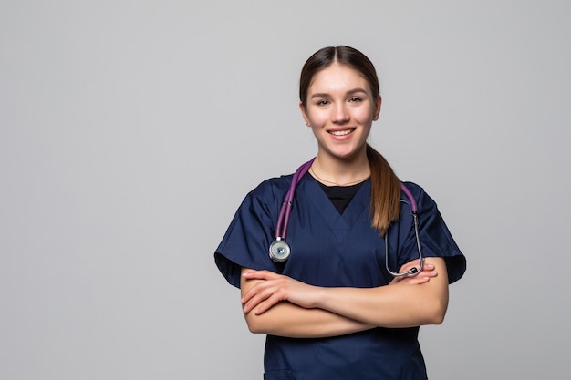 Femme souriante de docteur en médecine avec stéthoscope