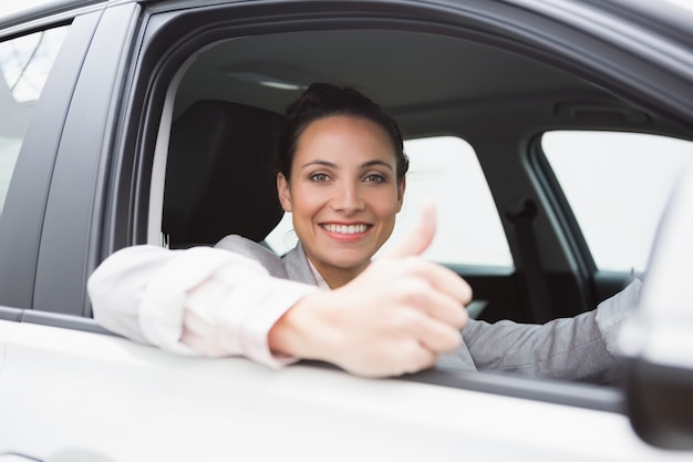 Femme souriante donnant les pouces vers le haut