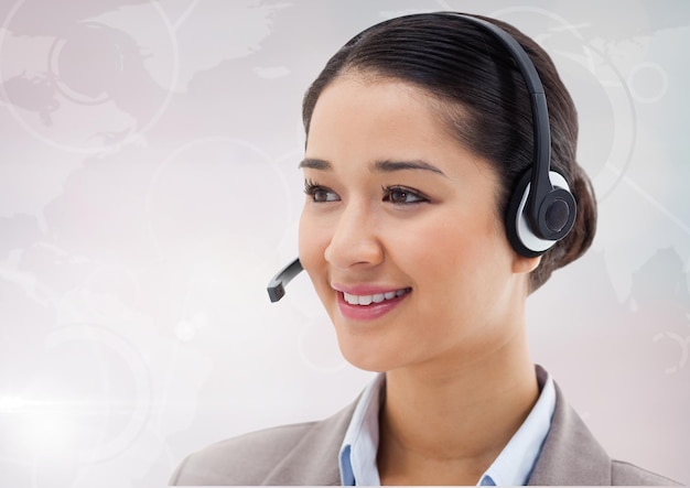 Femme souriante du service client avec casque