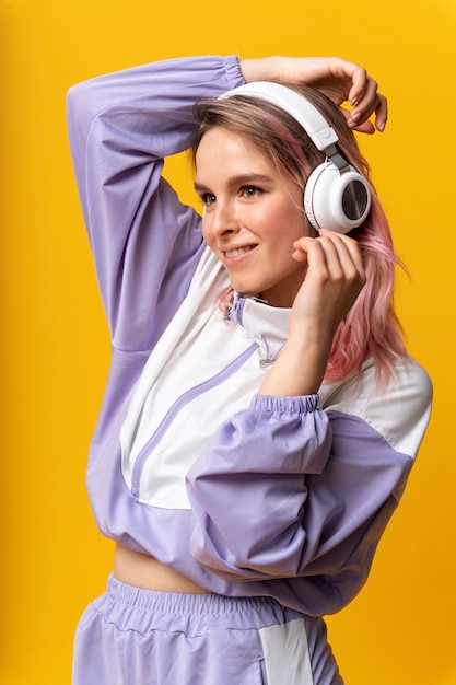 Photo femme souriante avec des écouteurs coup moyen