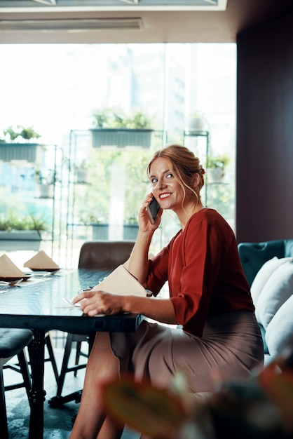 Femme souriante, faire appel téléphonique