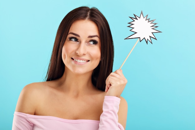 femme souriante sur fond bleu