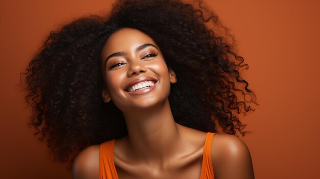 Femme souriante et heureuse en bonne santé avec une peau propre Style de publicité de beauté Blackskin