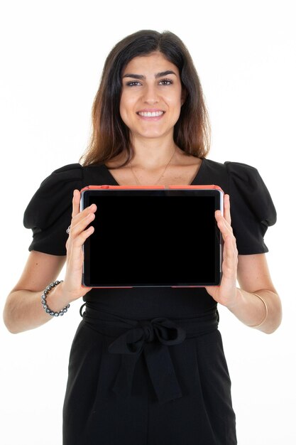 Femme souriante heureuse montrant une maquette vierge d'un écran vide de tablette noire sur fond blanc