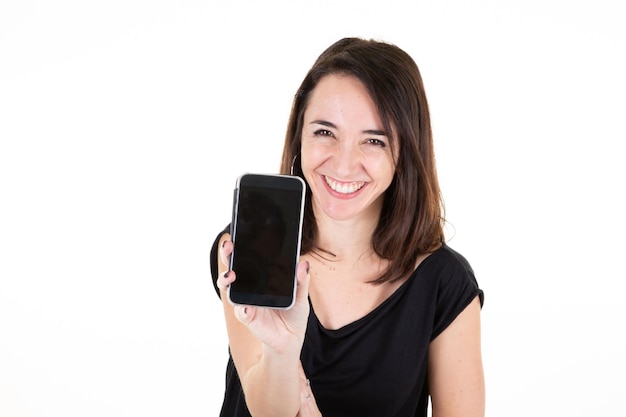 Femme souriante heureuse tenant un smartphone avec un écran blanc noir pour la publicité textuelle