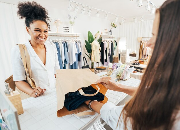 Photo une femme souriante jouant dans un magasin de vêtements.