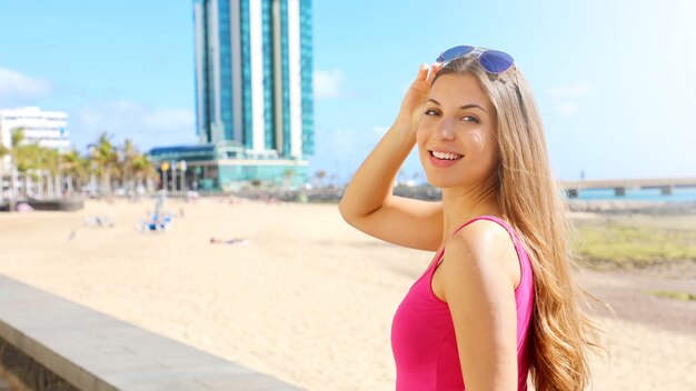 Femme souriante, à, lunettes soleil, plage