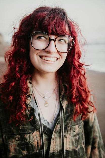 Une femme souriante avec des lunettes