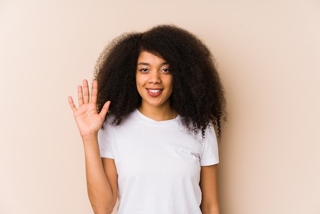 Femme souriante, à, main levée