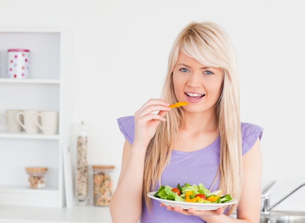 Femme souriante, manger sa salade