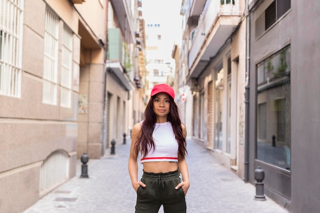 Femme souriante marchant dans la rue de la ville