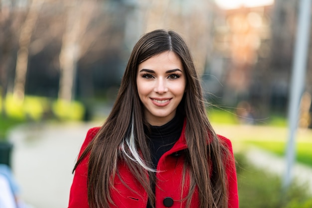 Femme souriante marchant dans une ville