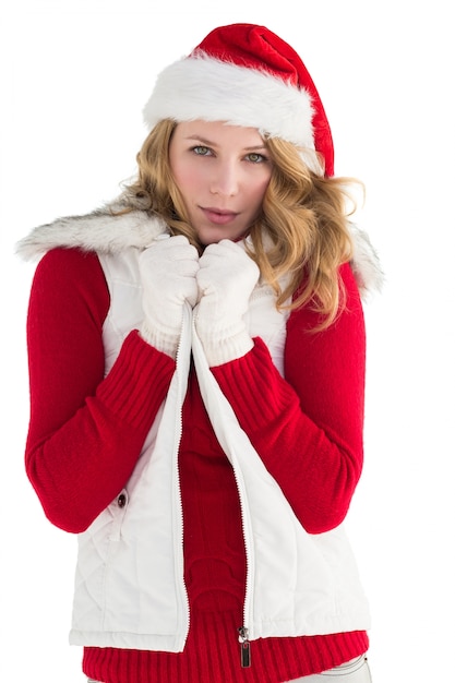 Femme souriante mignonne dans des vêtements chauds élégants