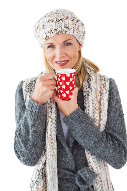 Femme souriante à la mode d&#39;hiver, regardant la caméra avec une tasse