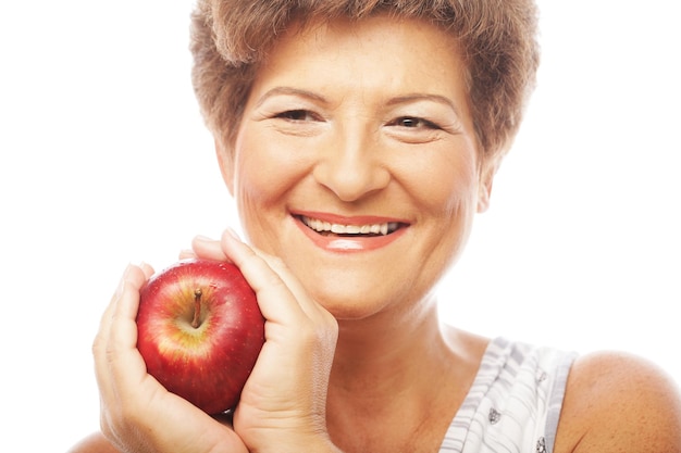 Femme souriante mûre avec pomme