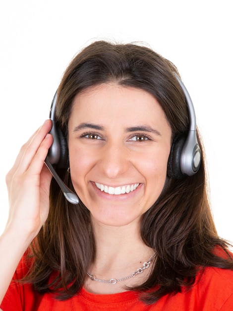 Femme souriante opérateur téléphonique de support client dans le casque du bureau du centre d'appels