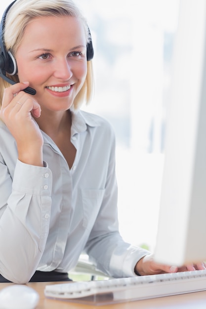 Femme souriante, parler sur casque