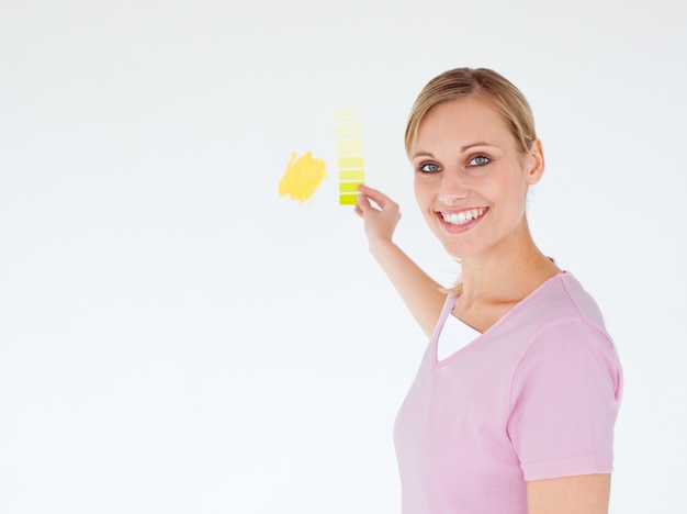 Femme souriante peignant une chambre