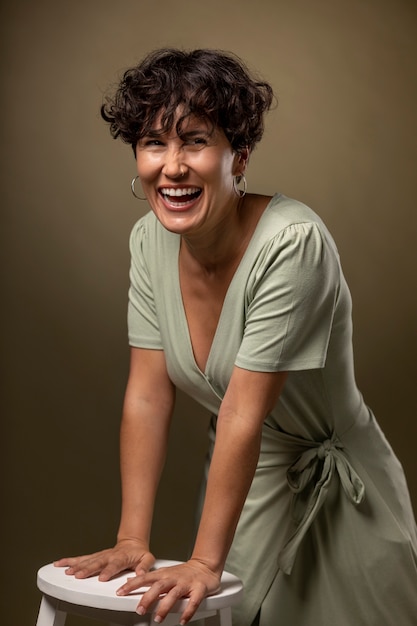 Photo femme souriante de plan moyen avec une chaise